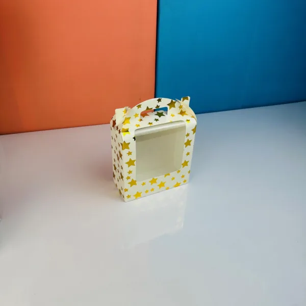 Boîte en carton blanc décoré