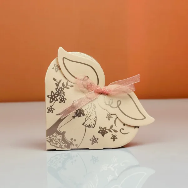 Boîtes à dragées forme cœur beige avec ficelle