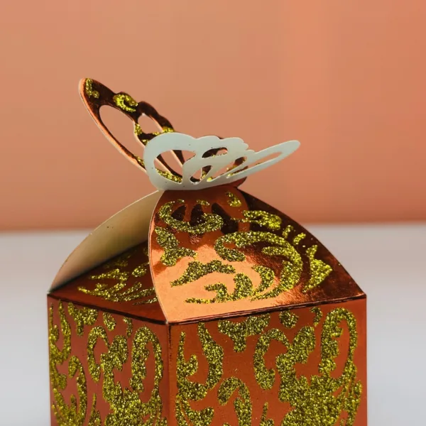 Boîtes à dragées bout papillon rouge pailleté or – Image 2